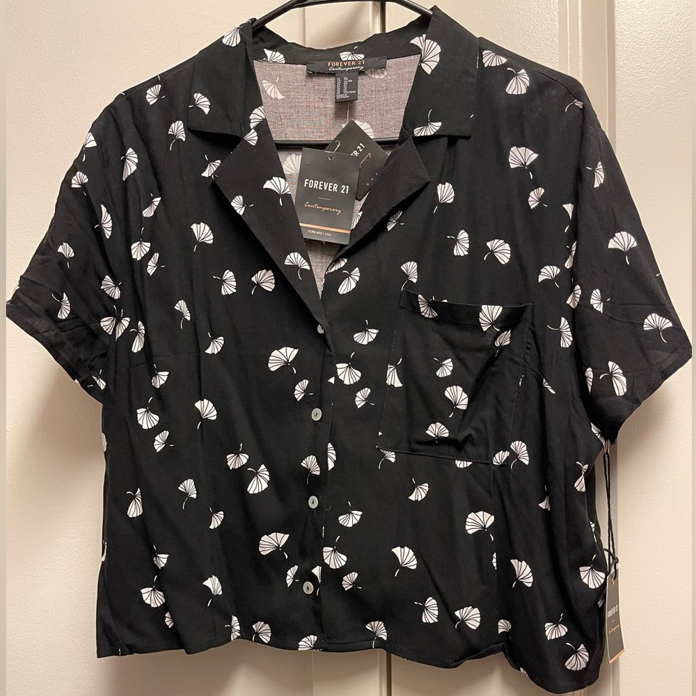 Forever 21 Contemporary Black and White Woven Button Up Shirt XL